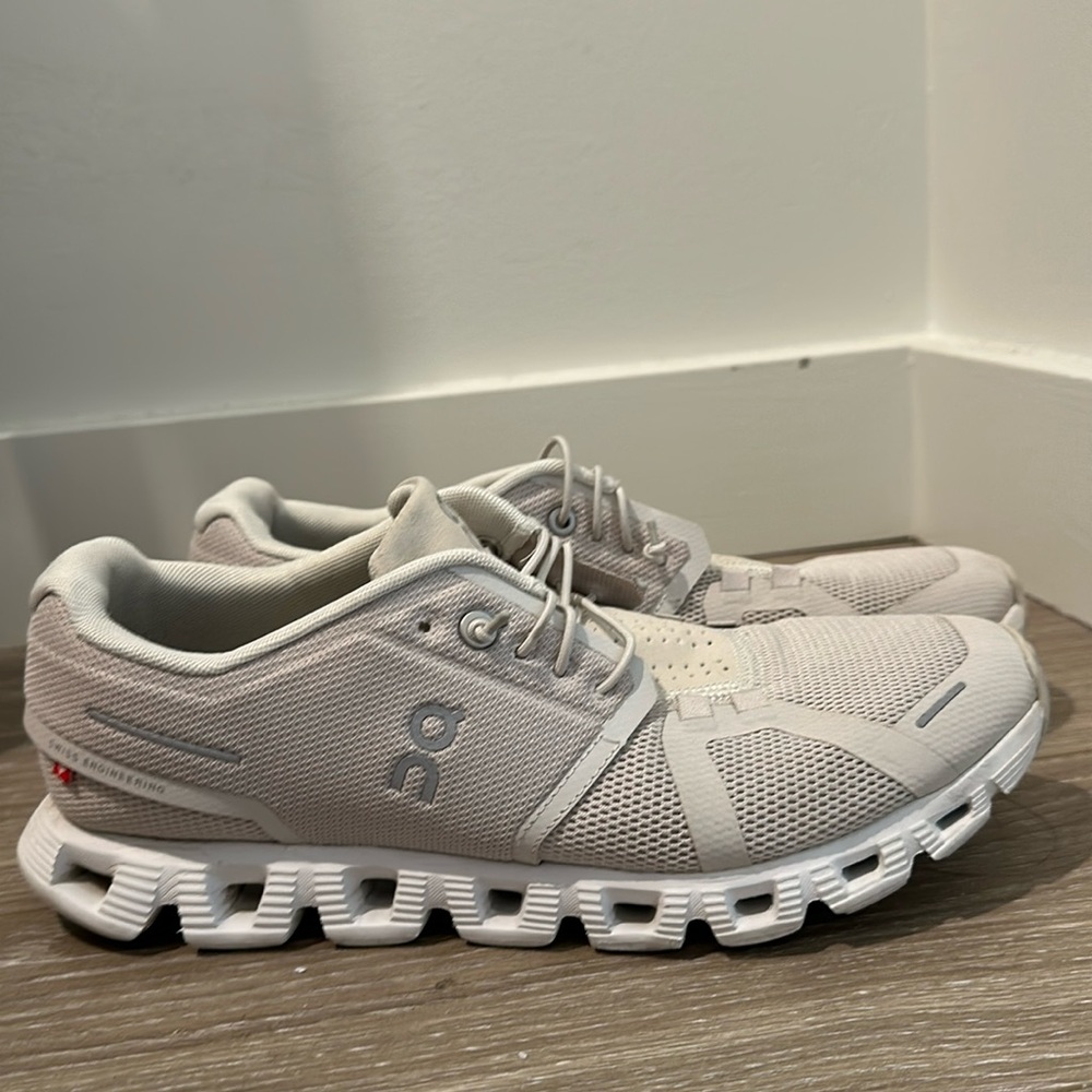 White On Cloud 6 sneakers